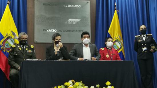 De izquierda a derecha: el comandante general de la Policía, Patricio Carrillo; la ministra de Gobierno, María Paula Romo; y el alcalde de Quito, Jorge Yunda, en una rueda de prensa el 21 de octubre de 2020. 