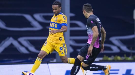 Jordan Sierra, futbolista de Tigres de la UANL, en una jugada frente a su rival del Cruz Azul.