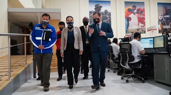 La presidenta del CNE, Diana Atamaint recorrió las instalaciones del ECU 911 junto a su director, Juan Zapata (der.), este 22 de octubre de 2020.