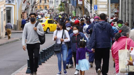 Personas caminan por el Centro Histórico de Quito, 21 de octubre de 2020.