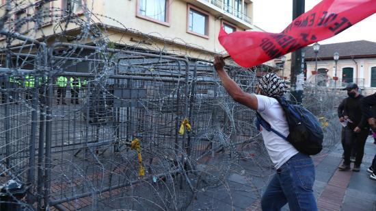 Manifestante en una de las barreras de acceso al Centro Histórico, 22 de octubre de 2020