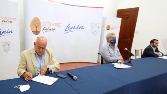 El ministro de Finanzas, Mauricio Pozo, el presidente Lenín Moreno (centro) y el titular del directorio del IESS, Jorge Wated, en la firma de un convenio en Guayaquil, el 23 de octubre de 2020.