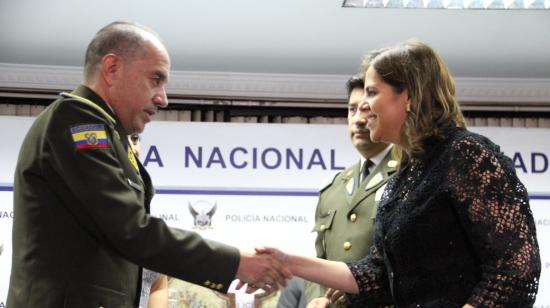 Gral. David Proaño y la ministra María Paula Romo durante la ceremonia de ascensos de la Policía Nacional, el 12 de septiembre de 2018.