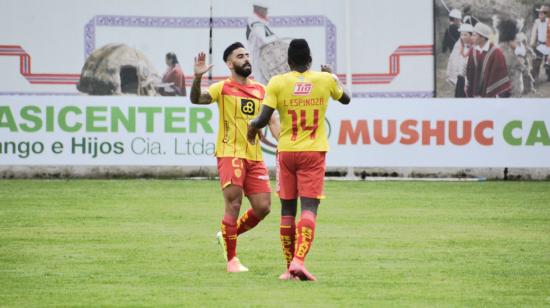 Los jugadores de Aucas celebran uno de los goles frente a Mushuc Runa.