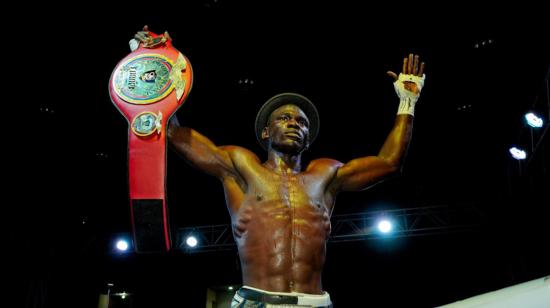 El boxeador ecuatoriano con su cinturón del título nacional COBOPE por las 160 libras.