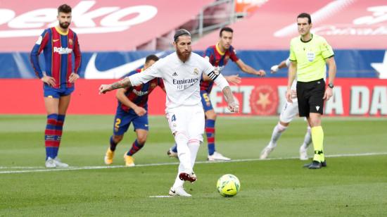 Sergio Ramos ejecuta el tiro penal que le dio la victoria al Real Madrid ante Barcelona, el 24 de octubre de 2020.