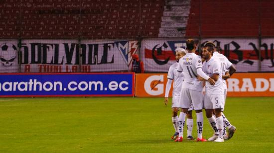 Los jugadores de Liga celebran el gol de Lucas Villaroel frente a El Nacional, este sábado 24 de octubre de 2020.