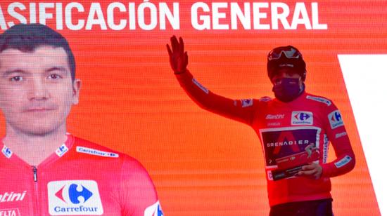 El ecuatoriano Richard Carapaz al vestirse con el maillot rojo en la Vuelta a España.