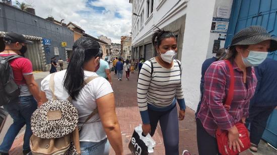 El uso de la mascarilla es un hecho en la vida de los ecuatorianos. Como lo demuestra esta imagen del 21 de octubre de 2020, en el Centro Histórico de Quito.