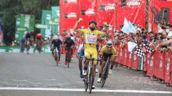 El panameño Roberto González celebra su victoria en la tercera etapa de la Vuelta a Guatemala.