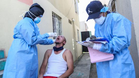 Trabajadores de la salud toman la muestra a un paciente en Guayaquil, en julio de 2020.