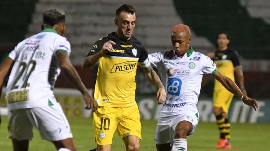 Damián 'Kitu' Díaz frente a dos jugadores de Liga de Portoviejo, en el partido del domingo 25 de octubre por la fecha tres de LigaPro.