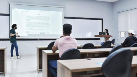 Estudiantes de la universidad ECOTEC retornaron a clases después de siete meses desde el inicio de la pandemia. 26 de octubre de 2020. 