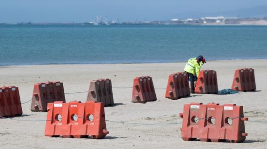 Trabajadores colocan obstáculos en la playa de Manta este 5 de agosto de 2020.