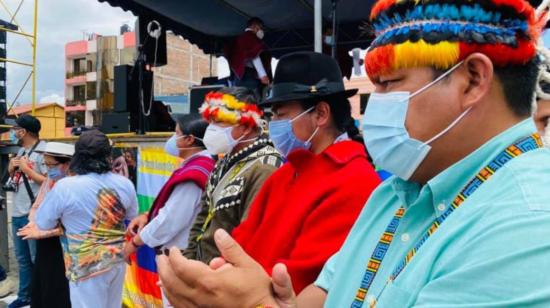 Jaime Vargas y Leonidas Iza, junto a otros dirigentes indígenas, durante un evento conmemorativo por el paro de octubre de 2019, el 25 de octubre de 2020, en Cotopaxi.