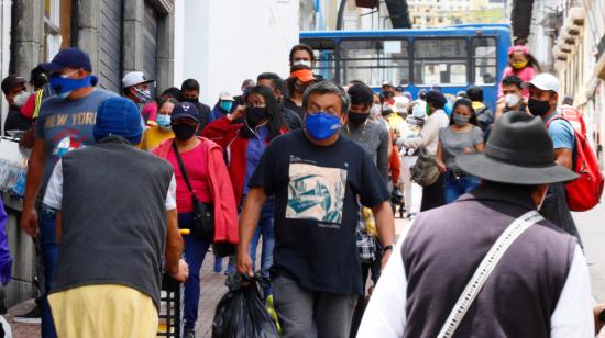 Decenas de personas en las calles del Centro Histórico de Quito, en febrero de 2021.