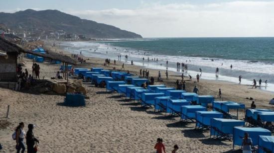 Imagen de la playa El Murciélago de Manta, durante el feriado del 9 de octubre de 2020.