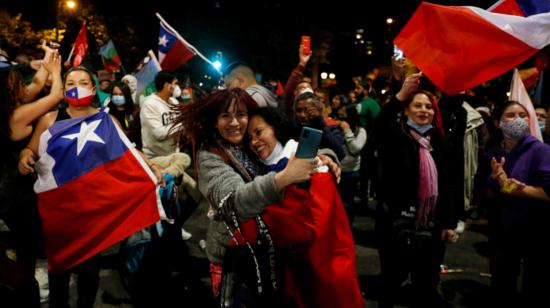 En Valparaíso, chilenos festejan el triunfo en el plebiscito del 25 de octubre de 2020.