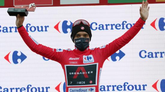 El ecuatoriano Richard Carapaz en el podio con el maillot rojo de líder de La Vuelta tras la séptima etapa disputada este martes 27 de octubre de 2020.