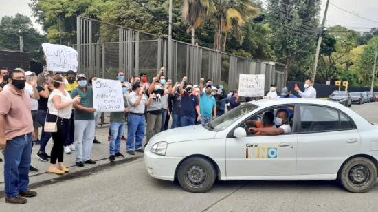 Extrabajadores de Canal Uno hicieron un plantón por las deudas de la empresa con el IESS, el 1 de junio de 2020.