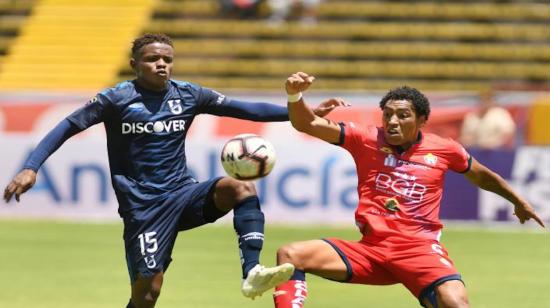 Gustavo Cortez en una jugada contra un rival de El Nacional por el campeonato local.