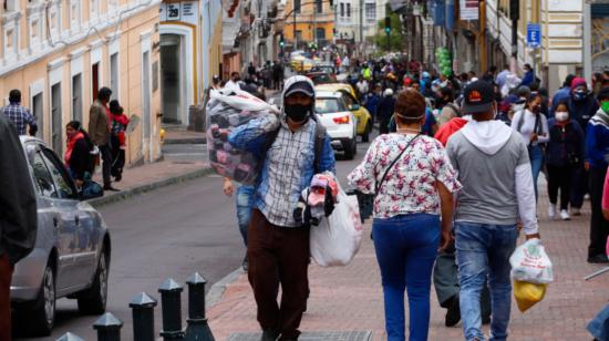 Una persona vende ropa en las calles del Centro Histórico de Quito, el 21 de octubre de 2020. 