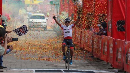 El ecuatoriano pasando primero en la sexta etapa de la  Vuelta a Guatemala, este miércoles 28 de octubre de 2020. 