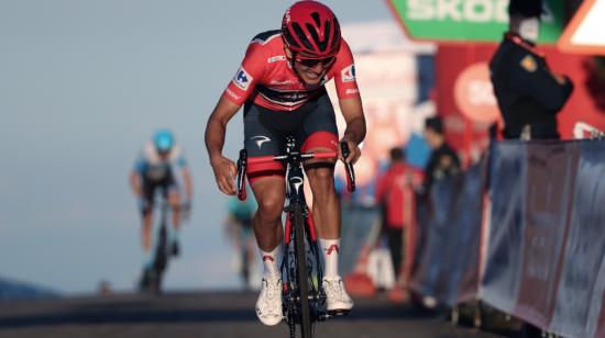 Richard Carapaz llegando a la meta en el Alto de Moncalvillo, en la Etapa 8 de la Vuelta a España, el miércoles 28 de octubre de 2020.