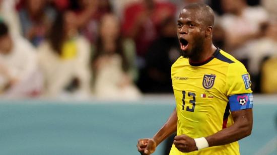 El capitán de Ecuador, Enner Valencia, celebra uno de los goles convertidos en el partido inaugural ante Qatar, el 20 de noviembre de 2022.