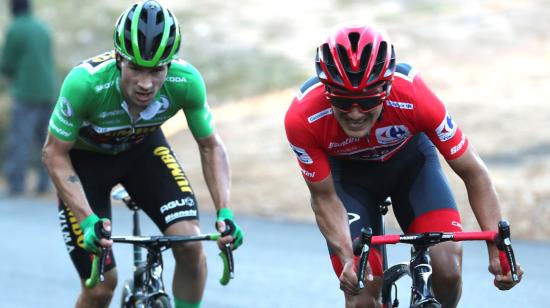 Richard Carapaz (d) Y Primoz Roglic durante el ascenso al Moncalvillo, en la octava etapa de La Vuelta ciclista España, este miércoles 28 de octubre de 2020.