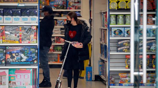 Una joven comprando en una tienda juguetes durante el brote de coronavirus (Covid-19) en Brooklyn, Nueva York. Estados Unidos, 13 de octubre de , 2020. 