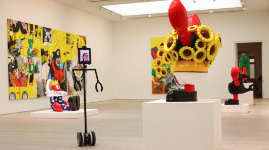 Una mujer visita la exposición de arte de Philip Colbert usando un robot en Saatchi Gallery, en Londres, el 28 de octubre de 2020.