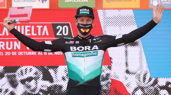 El ciclista alemán Pascal Ackermann, festeja en el podio la victoria de la Etapa 9 de la Vuelta a España, el 29 de octubre de 2020. 