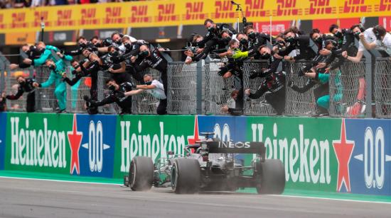 Los mecánicos saludan al piloto británico de Fórmula Uno Lewis Hamilton de Mercedes-AMG Petronas después de ganar el Gran Premio de Fórmula 1 de Portugal.