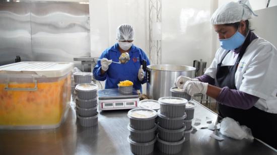 Dos voluntarias del Banco de Alimentos preparan los kits de comida, el 29 de octubre de 2020.