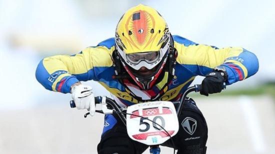 El bicicrosista ecuatoriano, Emilio Falla, en una de sus competencias de BMX.