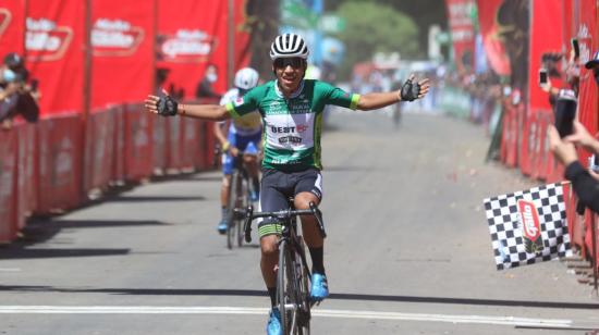 El ecuatoriano Martín López cruzando la meta en la octava etapa de la Vuelta a Guatemala.