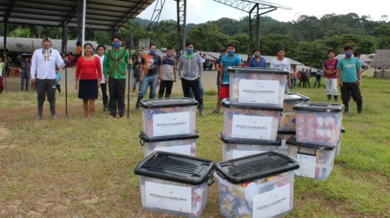 Imagen referencial: la Secretaría de Gestión de Riesgos entrega kits alimenticios durante la emergencia en Sarayaku, el 12 de junio de 2020.