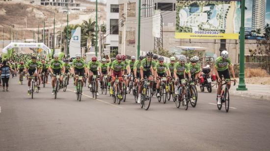 Los ciclistas en la salida de la edición 2019 del Gran Fondo de Manta.