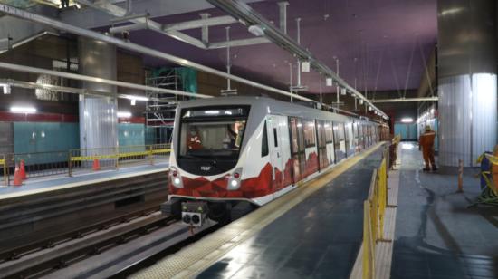 Imagen del tren del Metro de Quito que completó el primer viaje desde el sur de la ciudad hasta la estación El Labrador, el 30 de octubre de 2020.