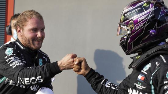 Valtteri Bottas y Lewis Hamilton celebran el doblete de Mercedes en el Gran Premio de Emilia Romagna.