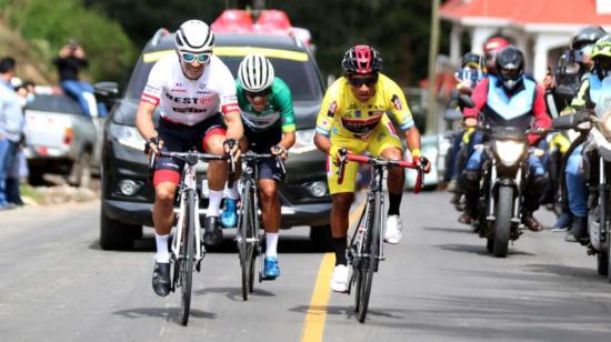 Byron Guamá (blanco), rey de la montaña de la Vuelta a Guatemala 2020.