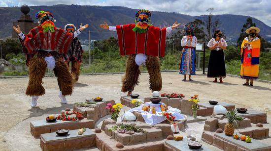 Varios danzantes realizan una demostración de bailes indígenas típicos el 28 de octubre de 2020, en Quito (Ecuador).