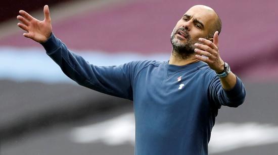 Pep Guardiola, dirigiendo al Manchester City ante el West Ham United en un partido de la Premier League, el 24 de octubre de 2020.