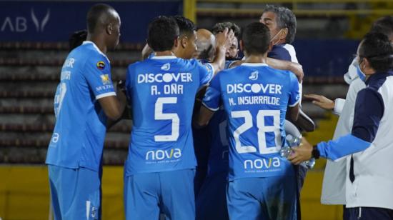 Los jugadores de Universidad Católica celebran con el entrenador Santiago Escobar, uno de los goles ante Independiente del Valle, el sábado 31 de octubre de 2020.