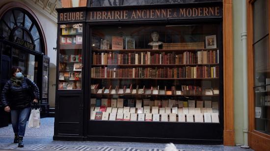 Una mujer transita junto a una librería cerrada en París, debido a las últimas restricciones por la pandemia, el 31 de octubre de 2020. 
