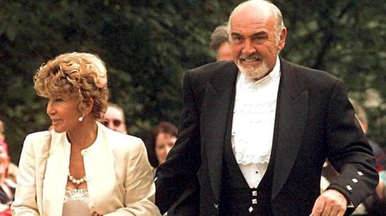 El fallecido actor Sean Connery junto a su esposa Micheline Roquebrune en un evento público, el 1 de julio de 1999. 