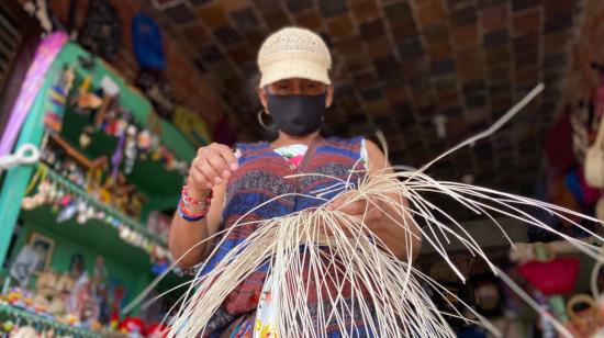 Soraya Plúa es una artesana de Montecristi que teje en paja toquilla.