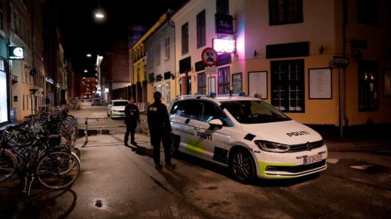 Las fuerzas especiales de la policía austriaca patrullan después de un tiroteo cerca de la sinagoga 'Stadttempel' en Viena, Austria, el 2 de noviembre de 2020.