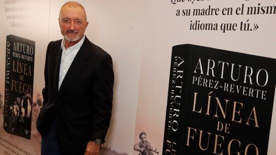 Arturo Pérez Reverte durante la presentación, este martes, de su última novela "Línea de fuego", la primera en la que aborda de forma directa la Guerra Civil española y en la que retrata a los que estuvieron en el frente de batalla de ambos bandos.